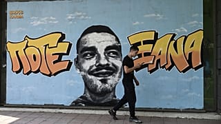 صورة لمشجع كرة القدم الراحل ألكيس كامبانوس، بالقرب من المكان الذي قُتل فيه على يد مثيري الشغب الشباب، في ثيسالونيكي، في 12 يوليو 2023.