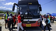 Über 1.000 Busse sind im Einsatz, um die jugendlichen Teilnehmer:innen zu evakuieren.