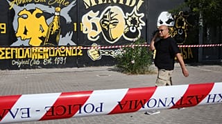 Ένας άνδρας βαδίζει κοντά στο σημείο όπου ομάδα περίπου 100-120 οπαδών της Dinamo Zagreb και Έλληνες οπαδοί-συνεργοί τους επιτέθηκαν εναντίον οπαδών της ΑΕΚ