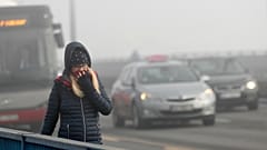 Ein Mädchen läuft über eine Brücke in Belgrad, Serbien, Januar 2020