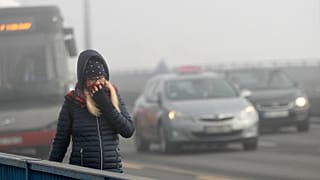 Una niña camina por un puente en Belgrado, Serbia, miércoles 15 de enero de 2020.