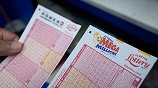 "Mega Millions" szelvények egy amerikai lottózóban