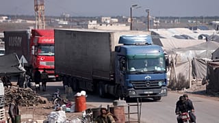 قافلة شاحنات من منظمة أطباء بلا حدود تحمل مساعدات لضحايا الزلزال بريف الجنديريس شمال غرب سوريا، في 19 شباط 2023. 