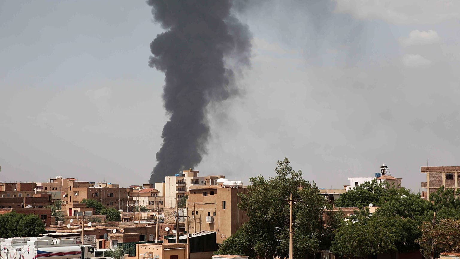 صورة من الأرشيف لعمود من الدخان يتصاعد من أحد أحياء الخرطوم
