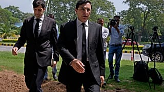 محامي الفريق القانوني لرئيس الوزراء الباكستاني السابق عمران خان ، يصل إلى المحكمة لتقديم التماس ضد إدانة خان، في إسلام أباد، باكستان.