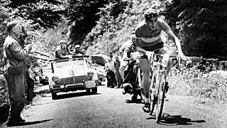 Le cycliste espagnol Federico Bahamontes monte la côte lors de la 15e étape du Tour de France, entre Lunchon et Toulouse, le 11 juillet 1958.