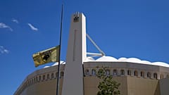 Η σημαία της ΑΕΚ κυματίζει μεσίστια έξω από την Αγιά Σοφιά μετά τον θάνατο φιλάθλου στα αιματηρά επεισόδια