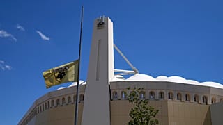 Η σημαία της ΑΕΚ κυματίζει μεσίστια έξω από την Αγιά Σοφιά μετά τον θάνατο φιλάθλου στα αιματηρά επεισόδια