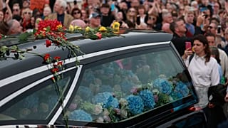 حشود من الناس تلقي النظرة الأخيرة على نعش المغنية الأيرلندية شينيد أوكونر في بلدة براي في أيرلندا