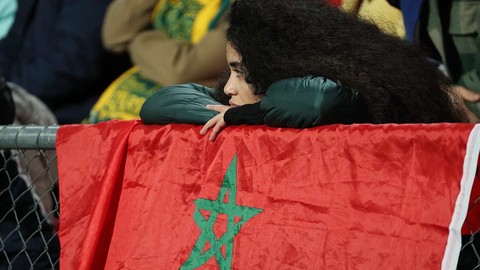 مشجعة مغربية خلال دور الـ16 لكأس العالم للسيدات في مباراة كرة القدم بين فرنسا والمغرب في أديليد بأستراليا.