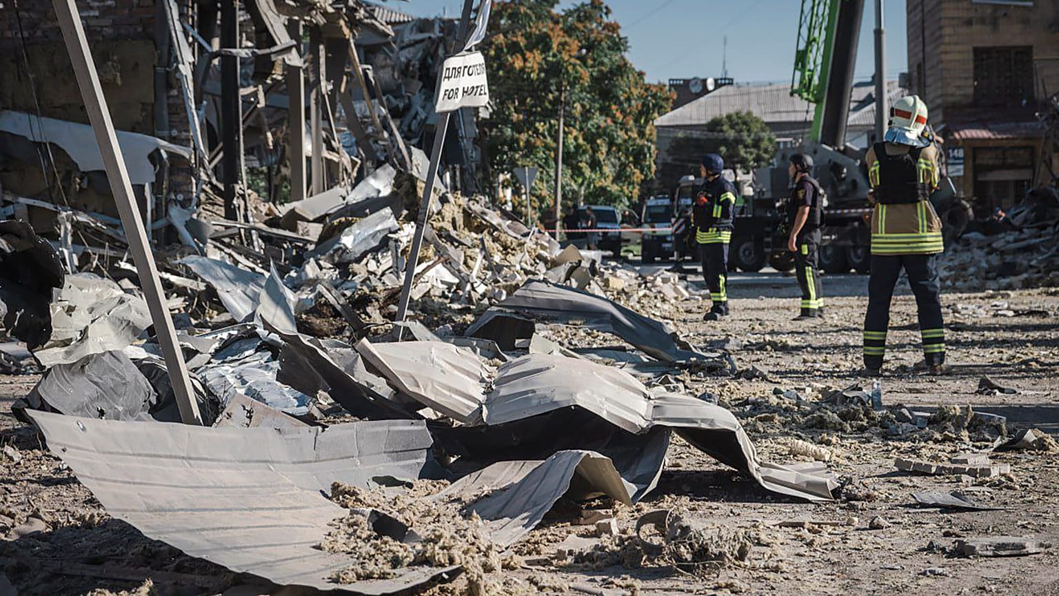Los rescatistas trabajan en la escena de un edificio dañado después de los ataques con misiles rusos en Pokrovsk, región de Donetsk, Ucrania, martes 8 de agosto de 2023.