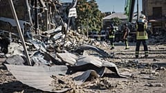 Los rescatistas trabajan en la escena de un edificio dañado después de los ataques con misiles rusos en Pokrovsk, región de Donetsk, Ucrania, martes 8 de agosto de 2023.