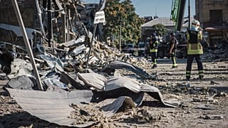 Los rescatistas trabajan en la escena de un edificio dañado después de los ataques con misiles rusos en Pokrovsk, región de Donetsk, Ucrania, martes 8 de agosto de 2023.