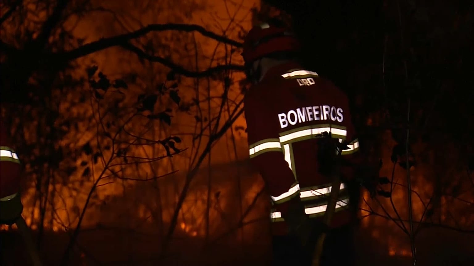 Les pompiers mobilisés à Odemira, au Portugal, mardi 8 août 2023.