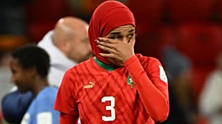لاعبة منتخب المغرب نهيلة بنزينة تبكي بعد خروج منتخبها من بطولة كأس العالم لكرة قدم السيدات