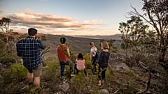 La conexión con el país es uno de los conceptos más importantes para los pueblos de las Primeras Naciones, que los visitantes aprenden en los viajes a Australia de Intrepid Travel.