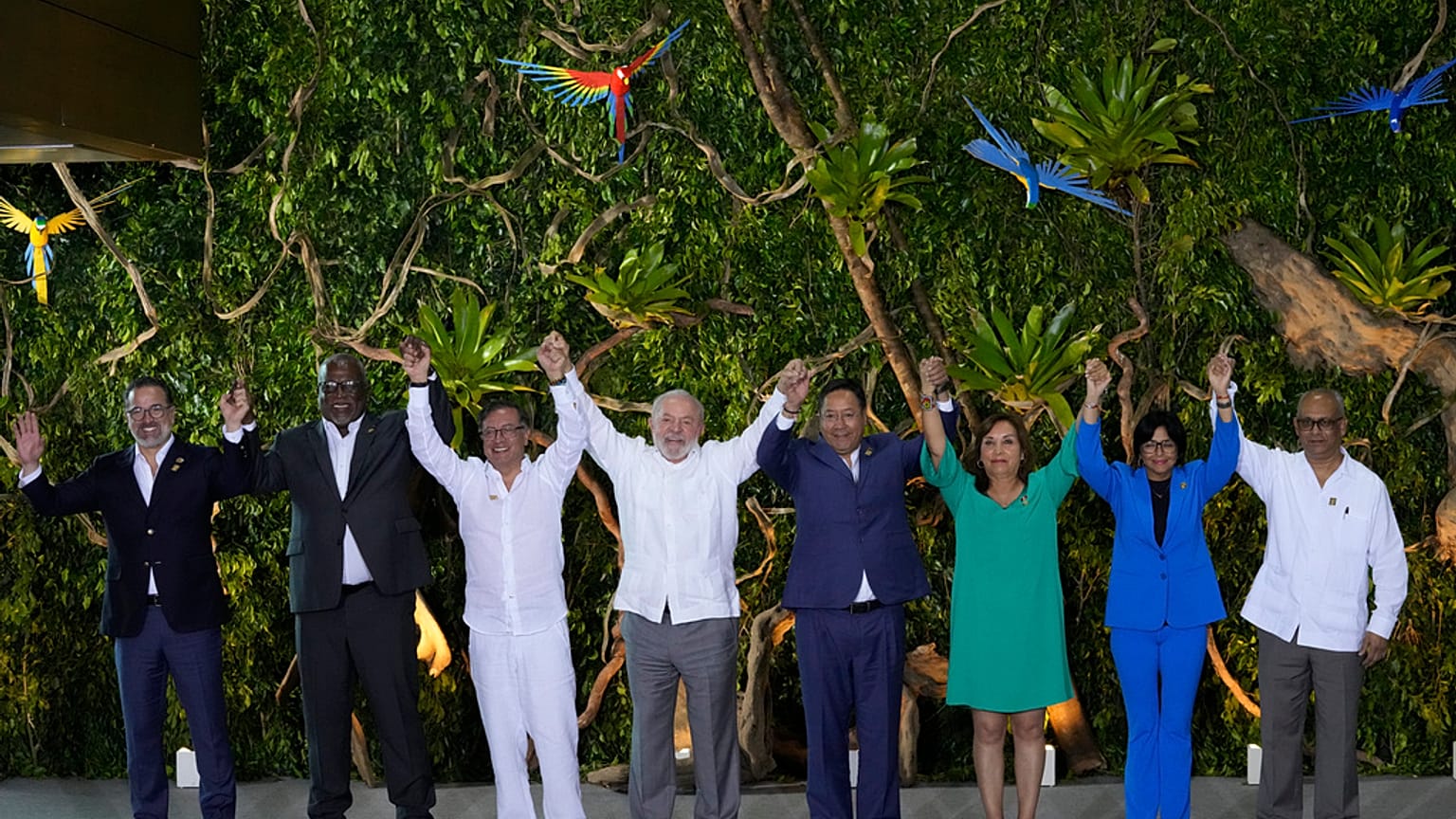 Les dirigeants de plusieurs pays d'Amazonie réunis à Bélem, au Brésil, autour du président Lula, le 8 août 2023
