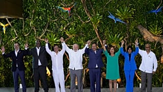 Les dirigeants de plusieurs pays d'Amazonie réunis à Bélem, au Brésil, autour du président Lula, le 8 août 2023