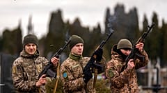 Des soldats ukrainiens tirent des salves lors de funérailles à Bila Tserkva, près de Kiev, en Ukraine.