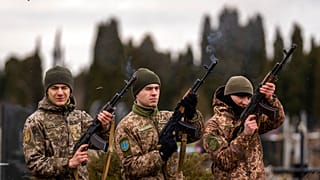 Ukrán katonák lövéseket adnak le egy temetés alatt az ukrajnai Kijev melletti Bila Csercván.