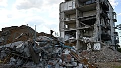 Разрушенный жило дом в Изюме, где 9 марта 2022 года были убиты 47 мирных жителей в результате российского обстрела.  Фото сделано 8 августа 2023 года