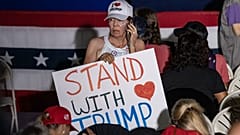 Die Trump-Anhänger:innen vor Ort waren von der Wutrede des Ex-Präsidenten begeistert.