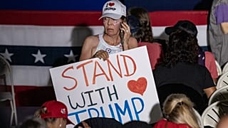 Une femme qui assiste au meeting de Donald Trump