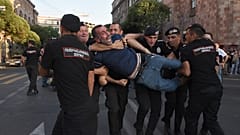 الشرطة الأرمنية تعتقل أحد المتظاهرين 