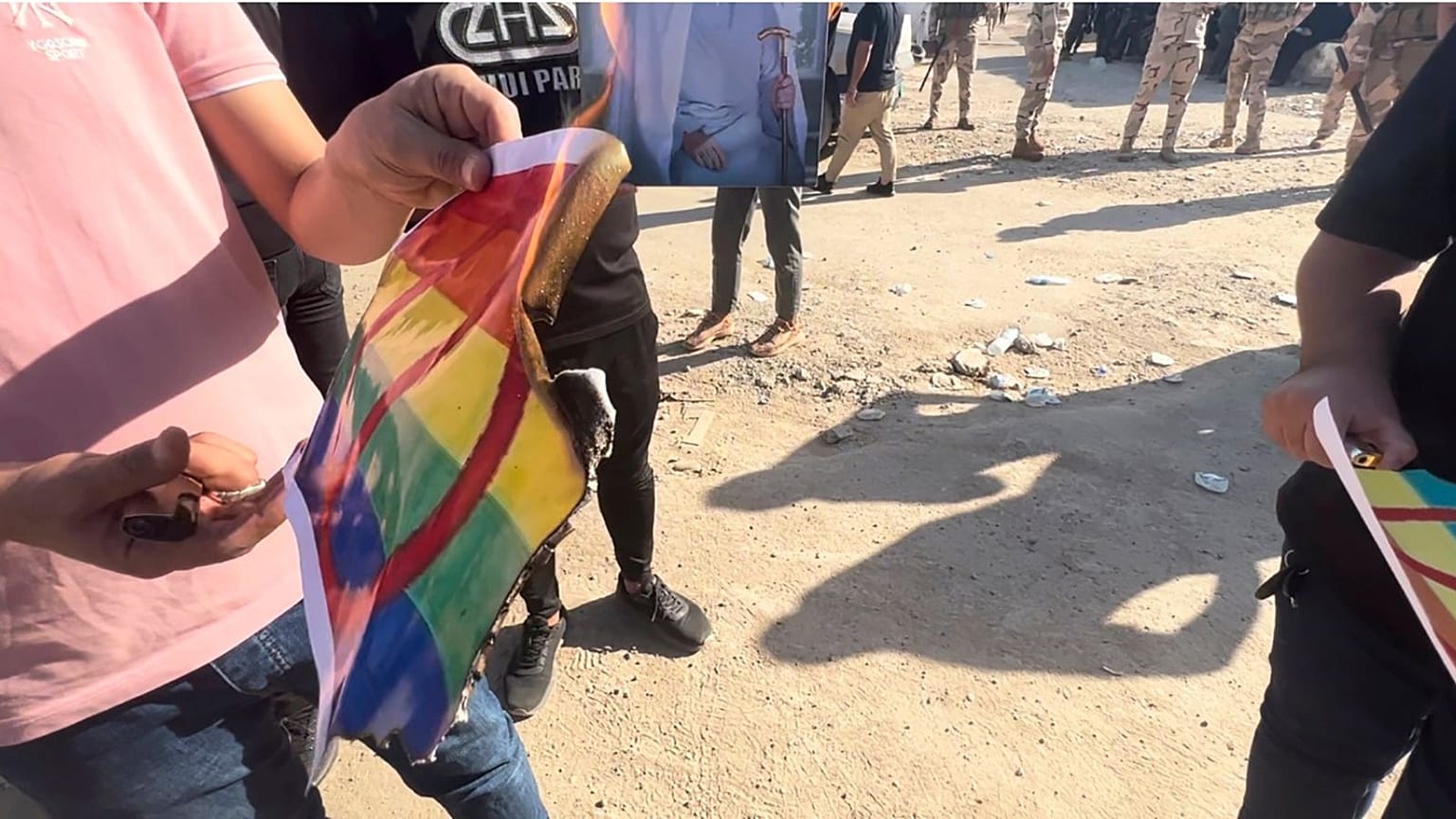 آتش کشیدن پرچم رنگین کمانی توسط یک معترض در عراق