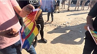 آتش کشیدن پرچم رنگین کمانی توسط یک معترض در عراق