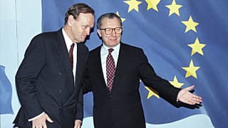 ARCHIVO - El presidente de la Comisión de la Unión Europea, Jacques Delors, a la derecha, muestra el camino al primer ministro canadiense, Jean Chretien, 11 de enero de 1994.