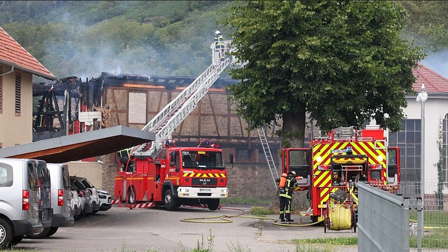 Les pompiers tentent d'éteindre l'incendie mortel qui a ravagé un gîte à Wintzenheim (Haut-Rhin), le 9 août 2023
