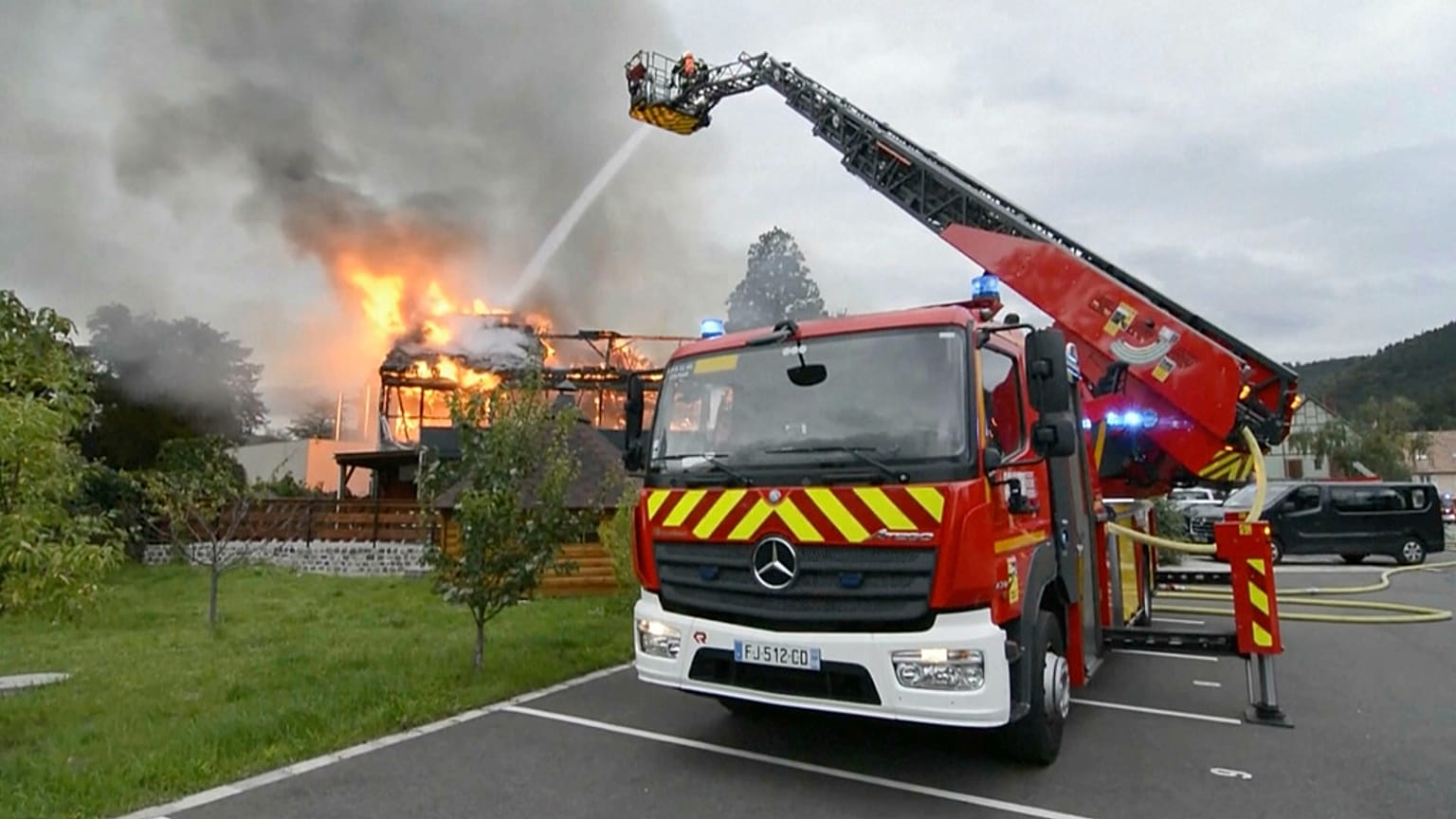 Los bomberos apagando las llamas del albergue para donde se alojaban discapacitados 