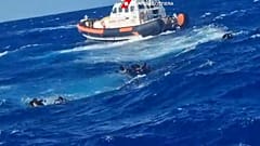 Eine große Welle habe ihr Metallboot im Laufe der Fahrt zum Kentern gebracht, bereichten vier Überlebende.