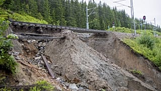Durch einen Erdrutsch beschädigte Bahngleise.
