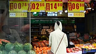 مواطن يشتري الفاكهة في بكين 