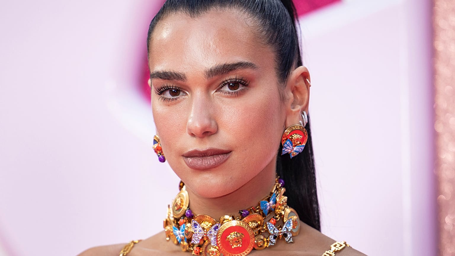 Dua Lipa, Londra'da Barbie filminin galasında kameralara poz verirken, 12 temmuz 2023.