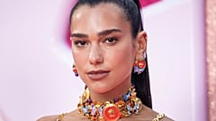 Dua Lipa, Londra'da Barbie filminin galasında kameralara poz verirken, 12 temmuz 2023.