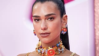 Dua Lipa, Londra'da Barbie filminin galasında kameralara poz verirken, 12 temmuz 2023.