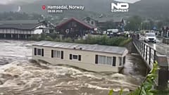 Haus in Norwegen wird weggespült