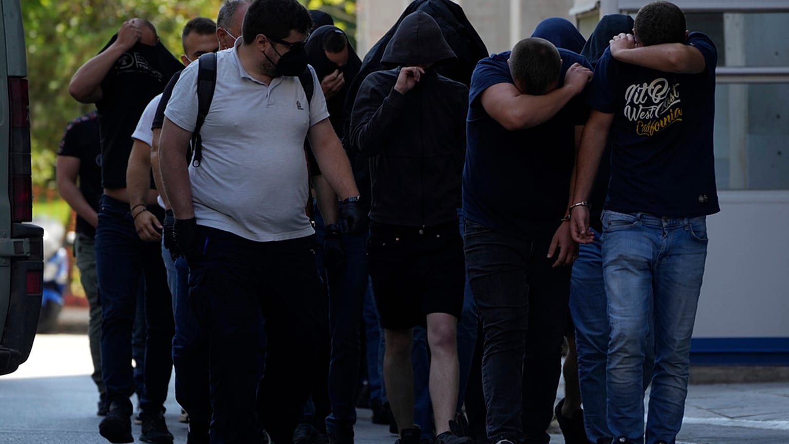 Οι ύποπτοι μεταφέρονται ενώπιον των δικαστικών αρχών