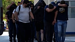 Οι ύποπτοι μεταφέρονται ενώπιον των δικαστικών αρχών