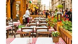 Barselona'daki lokantaların tek müşterileri geri çevirmesi özellikle yerli turistlerin tepkisini çekiyor.