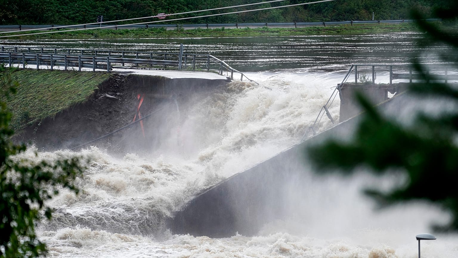 Вода стекает в месте прорыва
