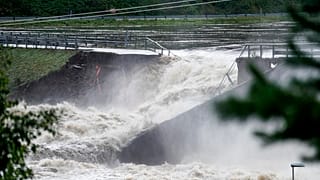 Вода стекает в месте прорыва