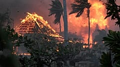 A histórica igreja Waiola e o templo budista Missão Lahaina Hongwanji em chamas esta terça-feira, em Lahaina, na ilha havaina de Maui.