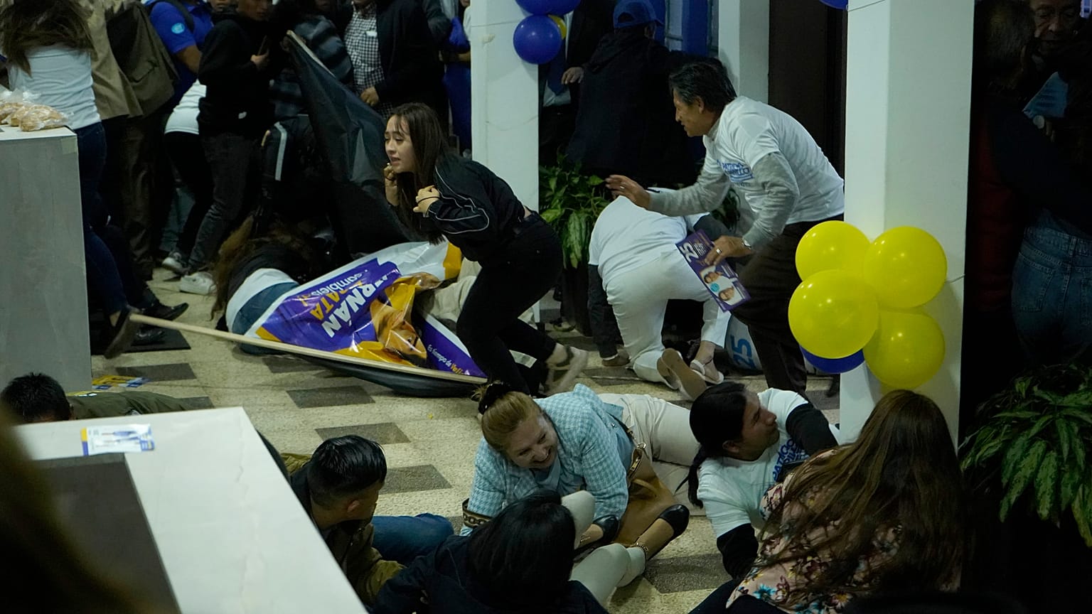 قتل المرشح الرئاسي الإكوادوري فرناندو فيافيسينسيو بإطلاق النار عليه بعد مشاركته في مهرجان انتخابي في كيتو 