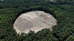 Dieses riesige Senkloch ist in der Nähe des polnischen Ortes Hutki aufgetaucht. Minenarbeiten hatten den Erdfall provoziert.