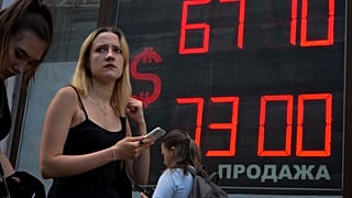 الروس قلقون من تدهور الروبل وأرتفاع الأسعار والتضخم