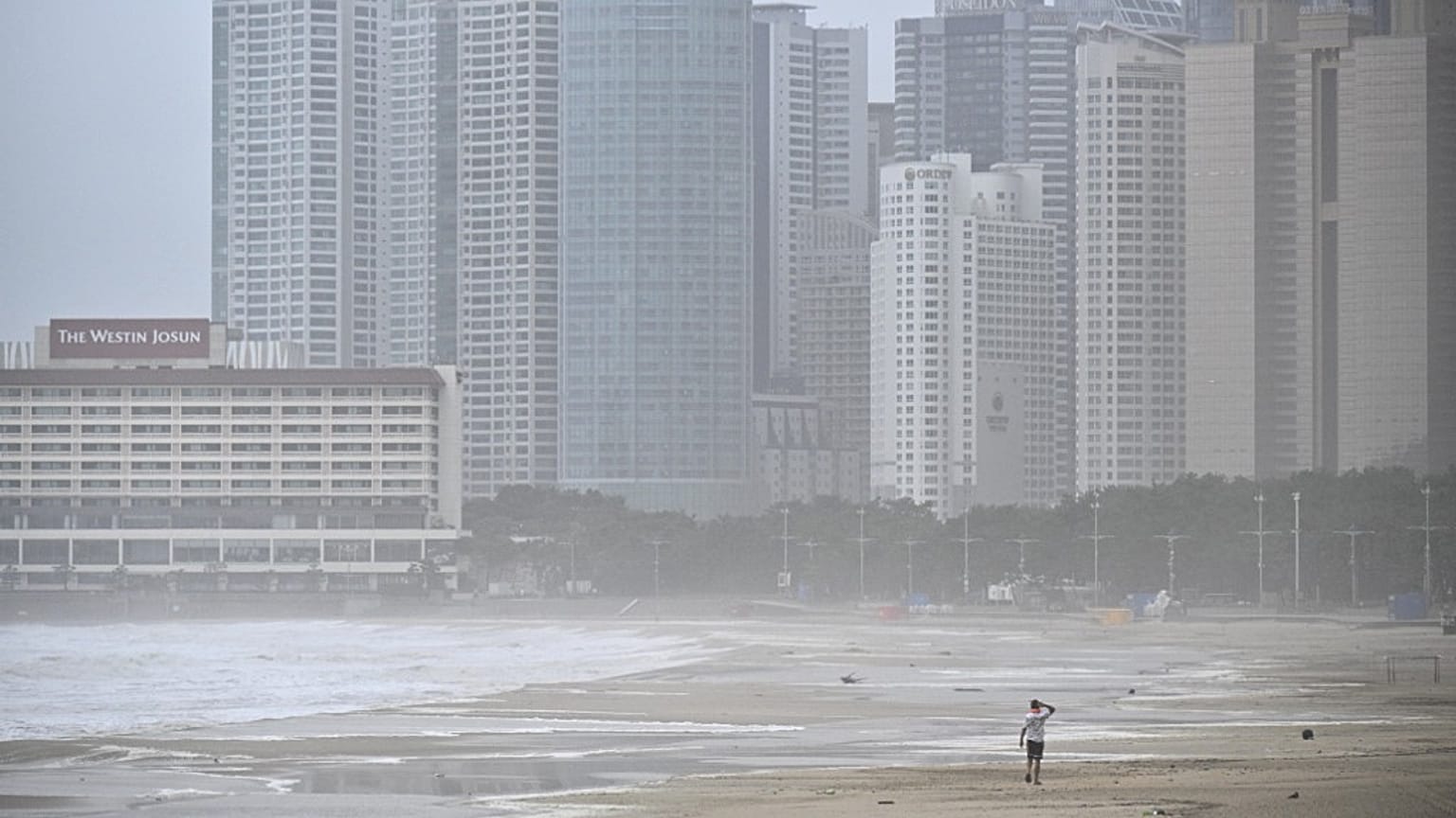Starker Wellengang am Strand von Busan in Südkorea.
